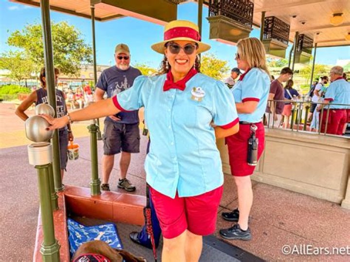 Can Disneyland employees have tattoos?