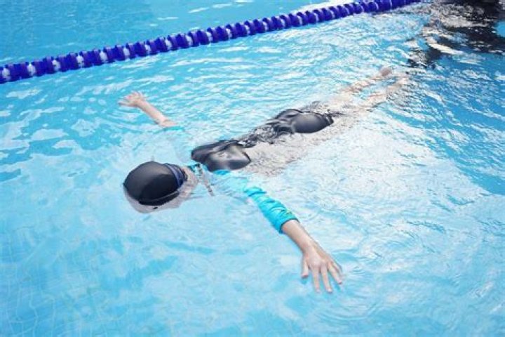 Can swimming help with hip pain?