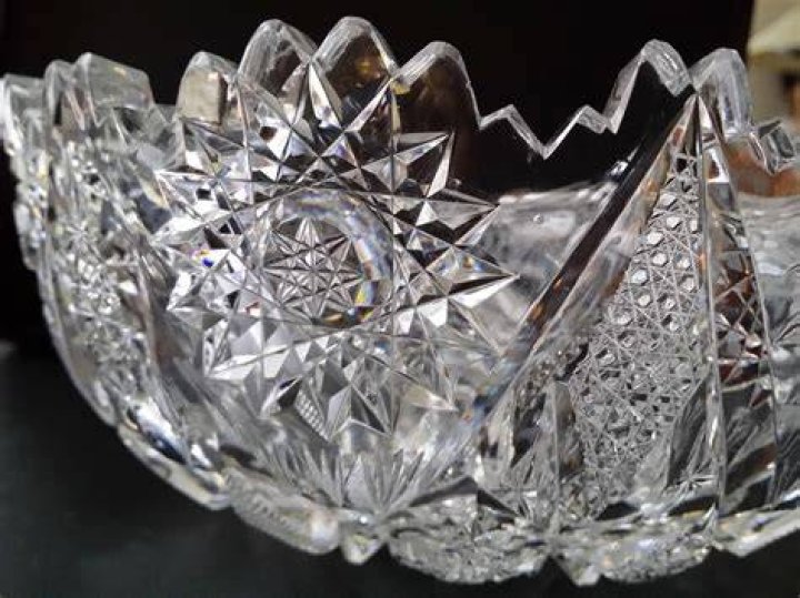 How can you tell the difference between cut glass and lead crystal?