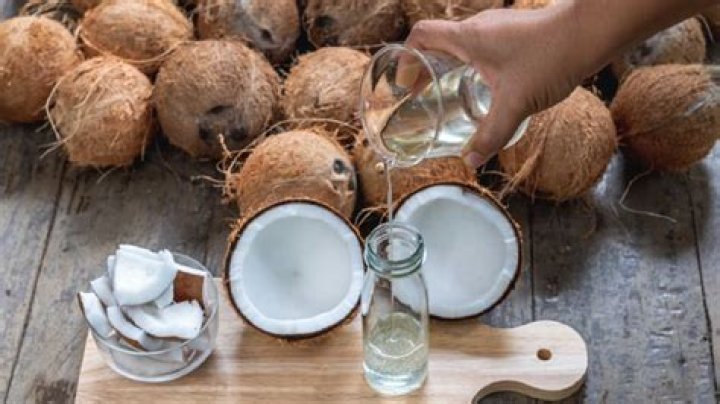 Is it OK to put coconut oil on a rash?