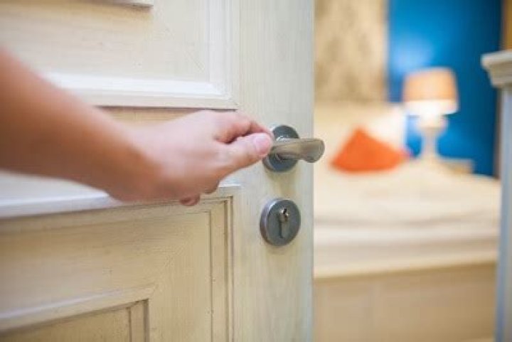 Should you keep bedroom door open or closed in winter?