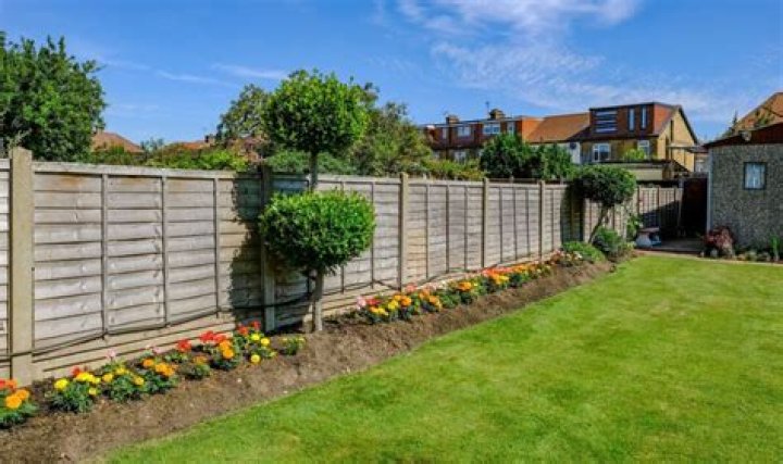 Which boundary fence is my responsibility UK?