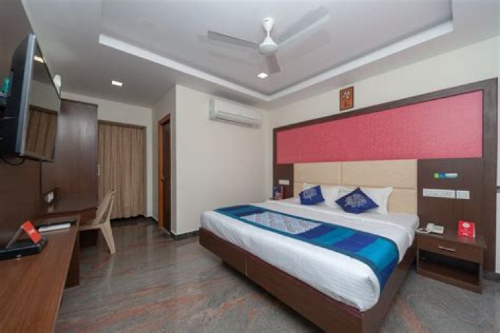 Why are Oyo rooms famous for couples?